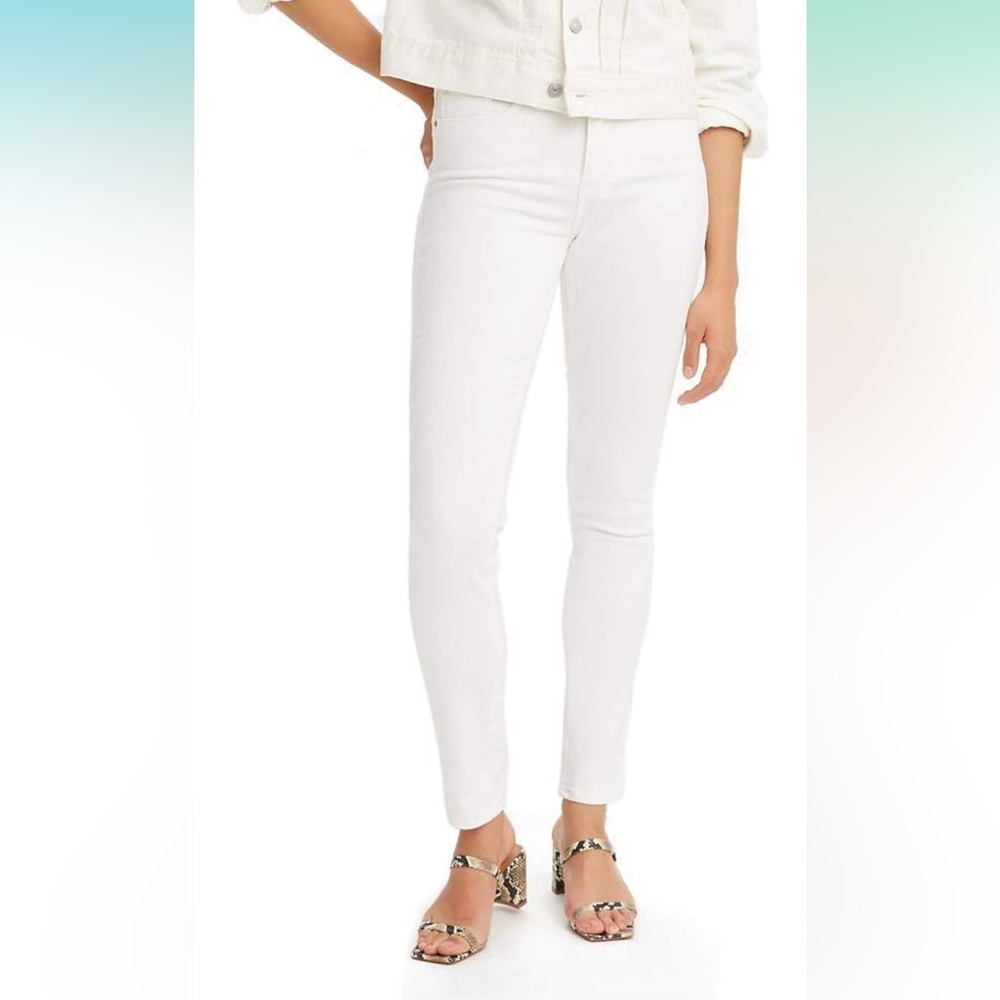 *Brand New still in packaging* Levi’s White Jeans